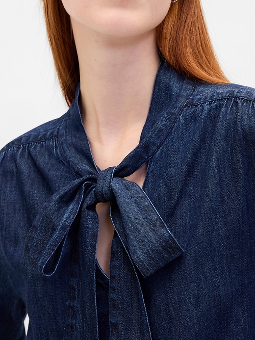 camicia in denim con collo annodato