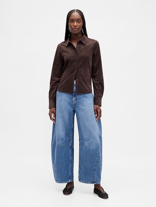 camicia aderente in pelle scamosciata vegana