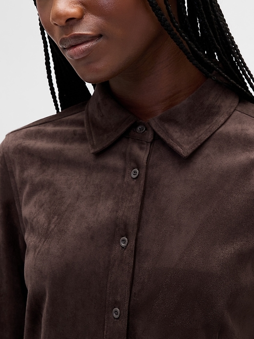 camicia aderente in pelle scamosciata vegana