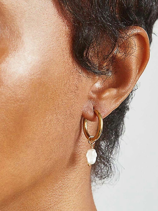 orecchini huggie con perla singola in oro admiral row