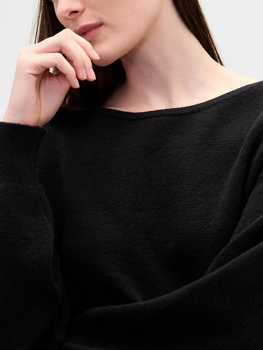 maglione corto elasticizzato con maniche a lanterna cashsoft