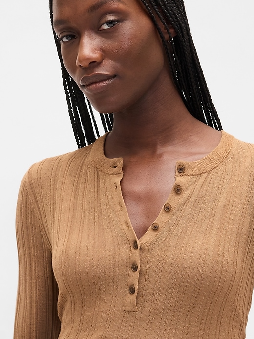 maglione henley a coste trasparenti