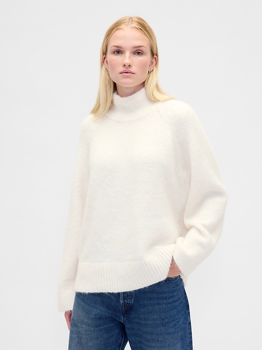maglione a collo alto oversize e peloso
