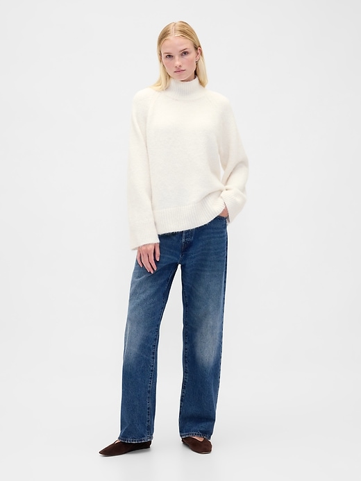 maglione a collo alto oversize e peloso