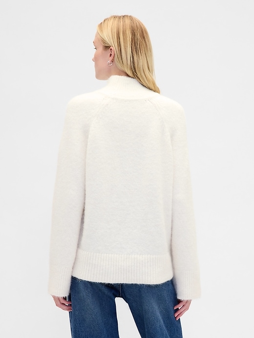 maglione a collo alto oversize e peloso