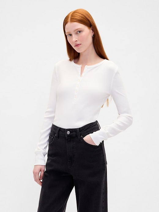 maglietta henley a coste moderne