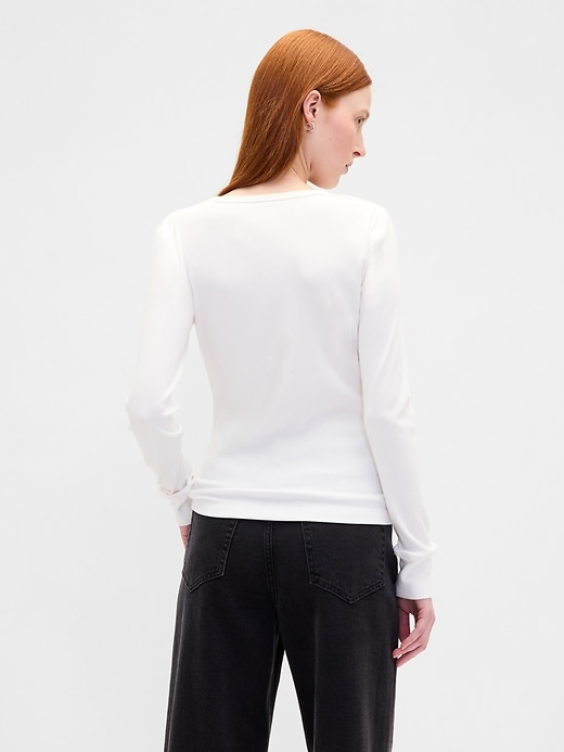 maglietta henley a coste moderne
