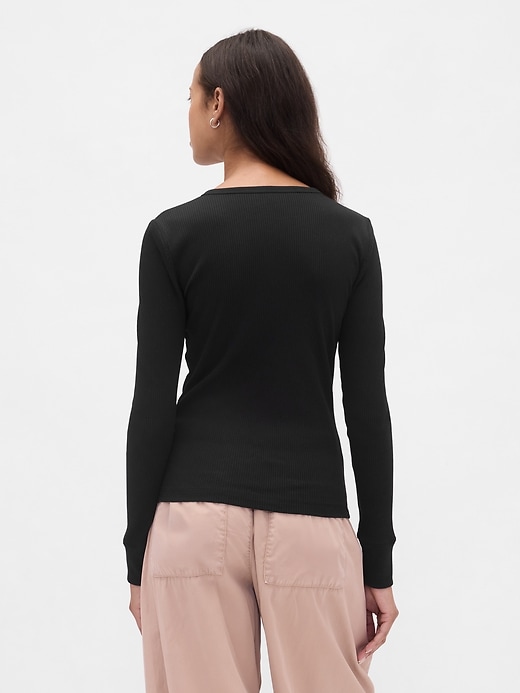maglietta henley a coste moderne