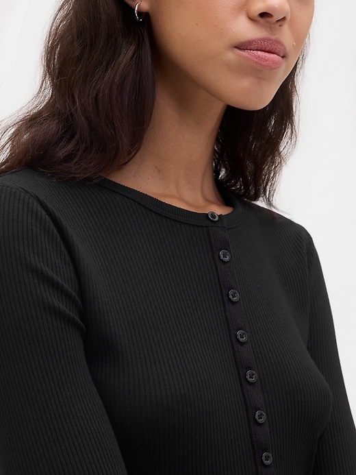 maglietta henley a coste moderne
