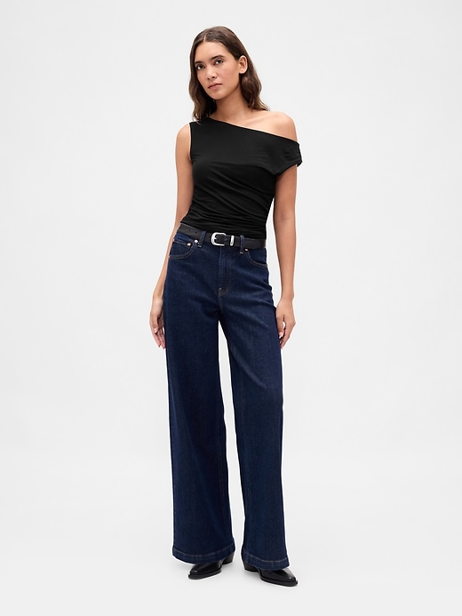 top corto arricciato con spalle scoperte