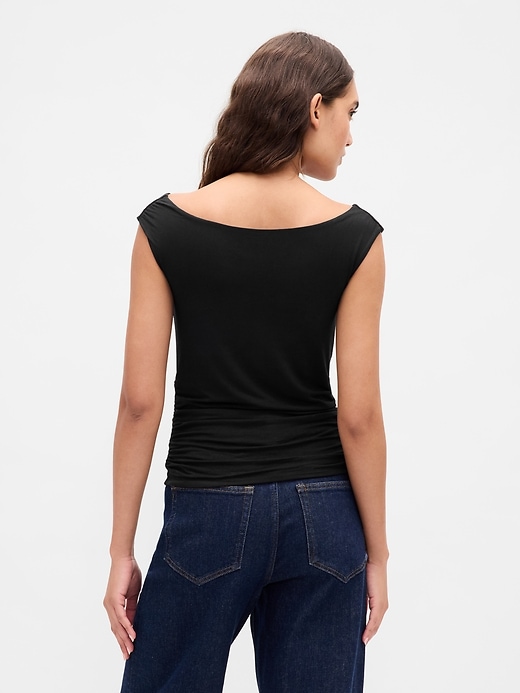 top corto arricciato con spalle scoperte