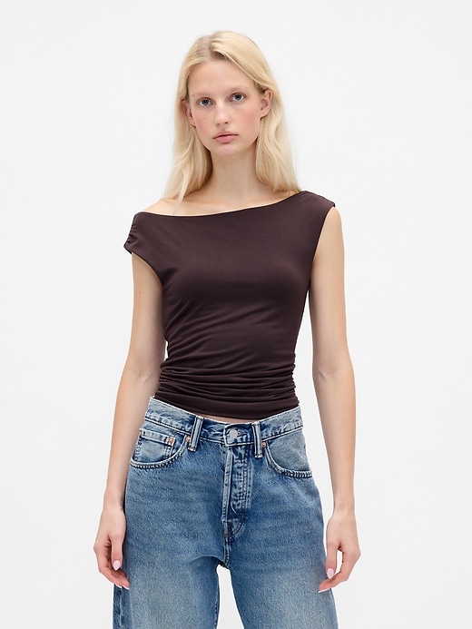 top corto arricciato con spalle scoperte