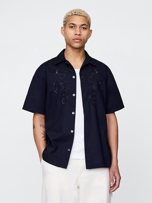 camicia in popeline con occhielli