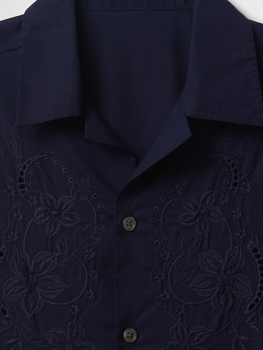 camicia in popeline con occhielli