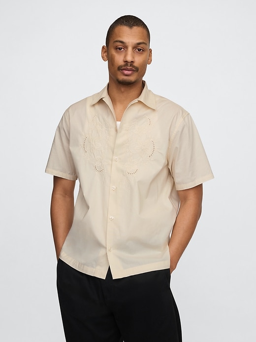 camicia in popeline con occhielli