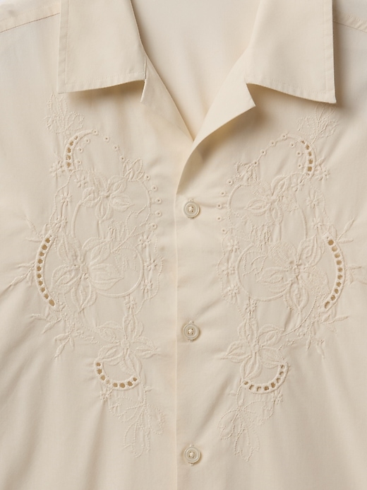 camicia in popeline con occhielli