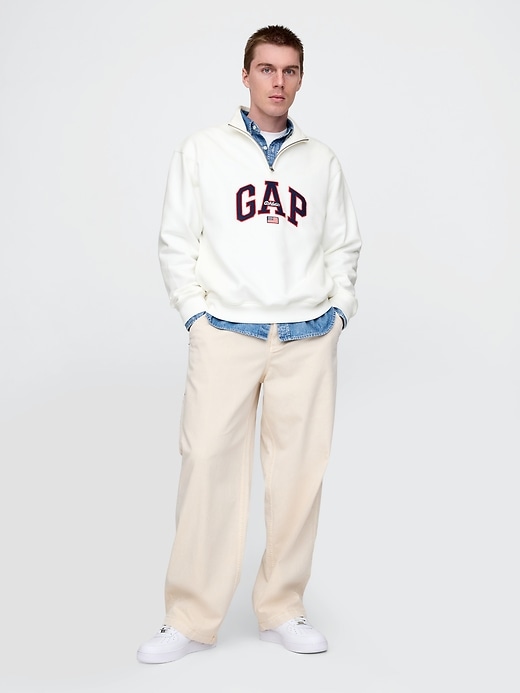 maglione pesante con logo ad arco